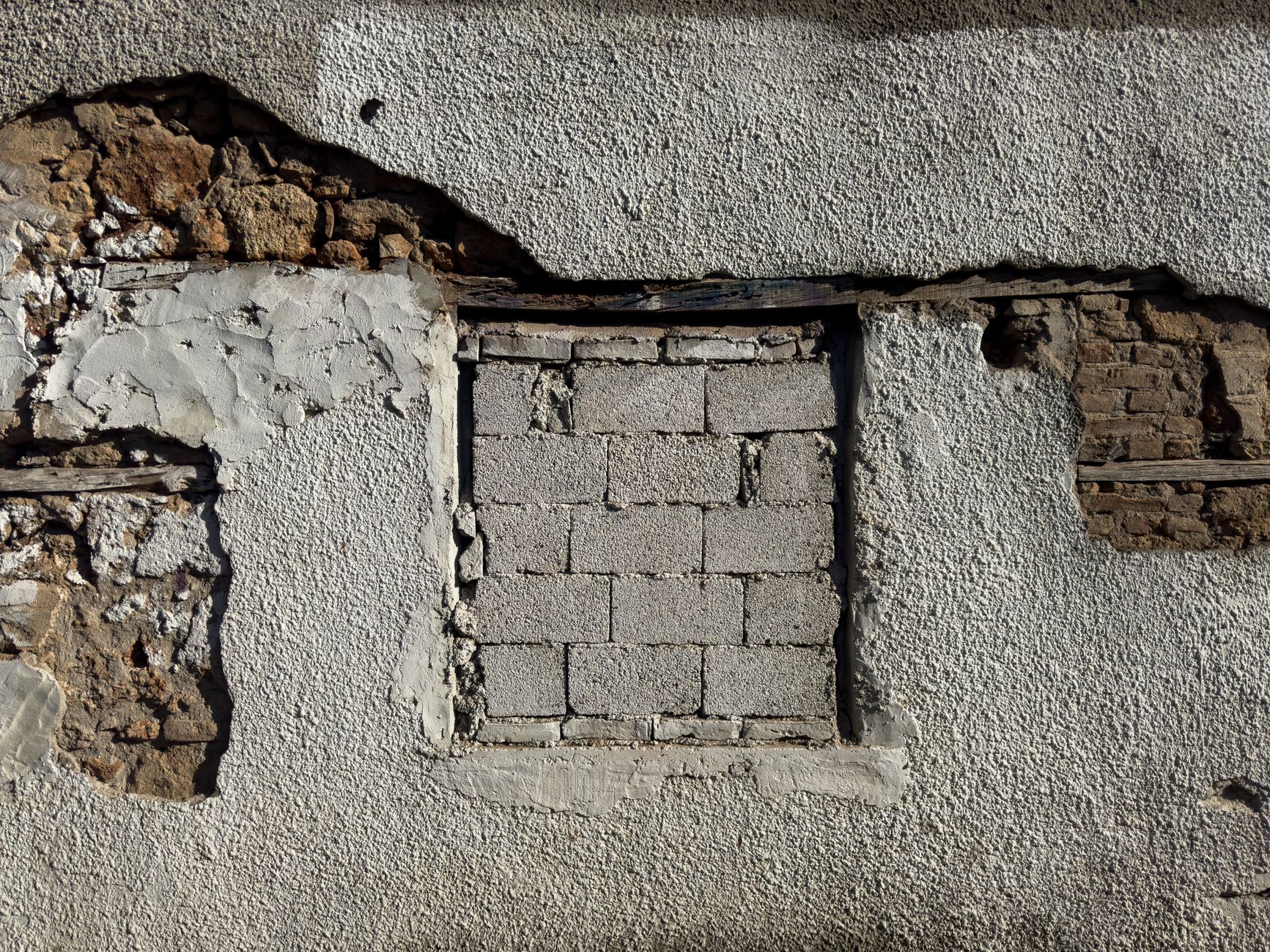 Linteau en béton au-dessus d'une ouverture de mur