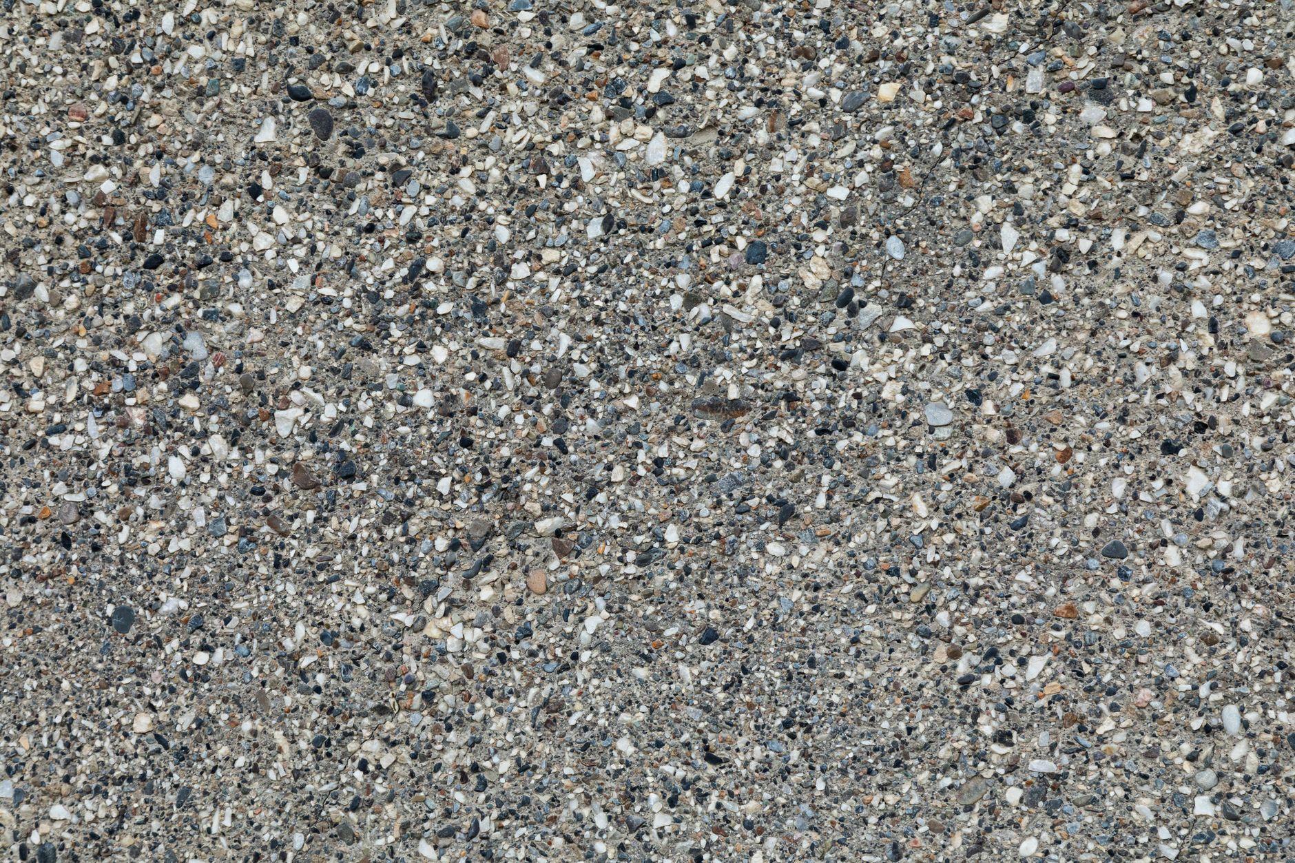Terrasse en béton désactivé avec granulats apparents