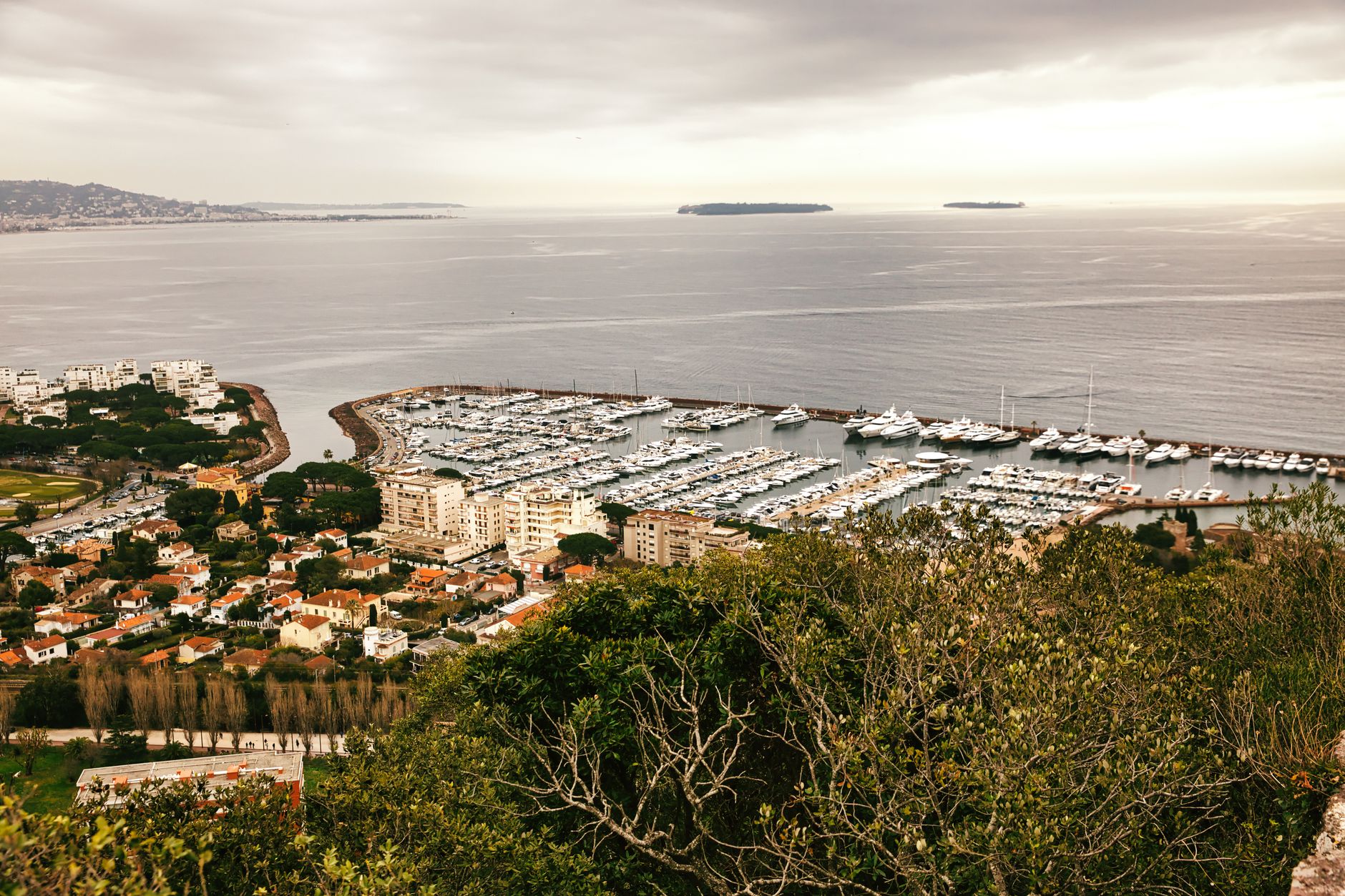 Port et façades colorées d'une commune du littoral méditerranéen