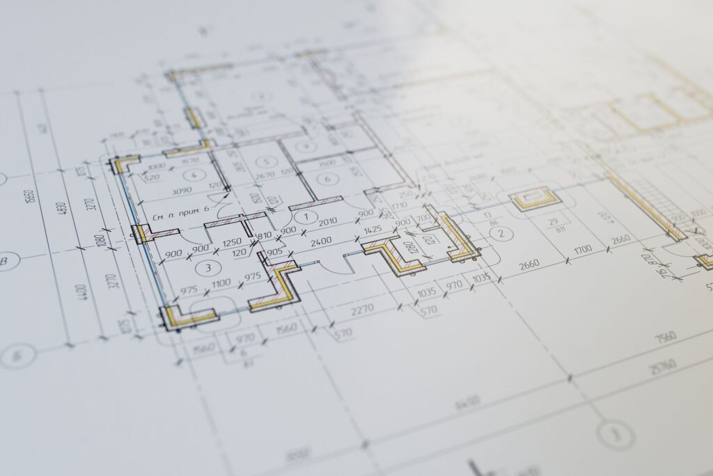 Plan de projet déroulé sur une table de travail